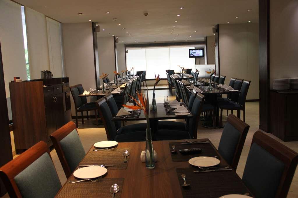 Cocoon Hotel Pune Restaurang bild