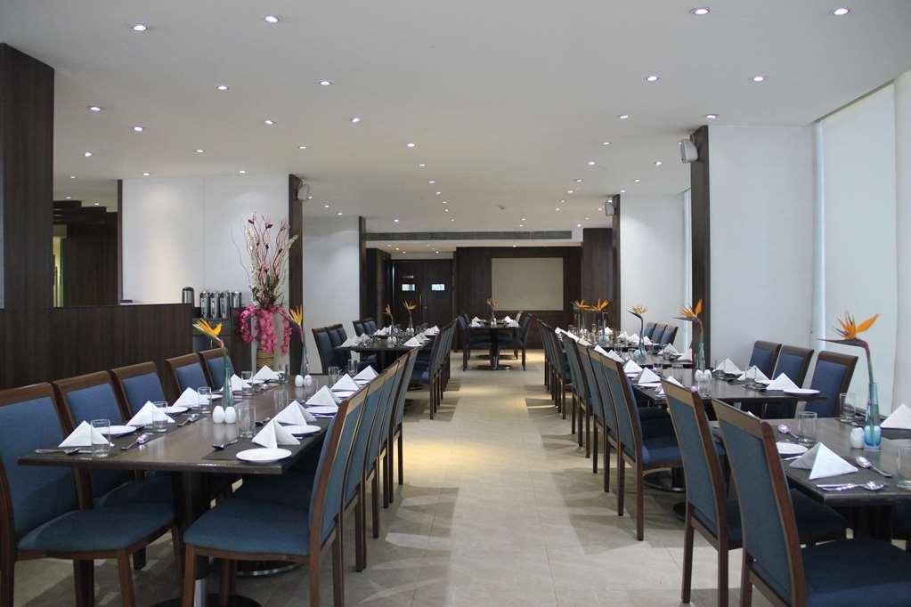 Cocoon Hotel Pune Restaurang bild
